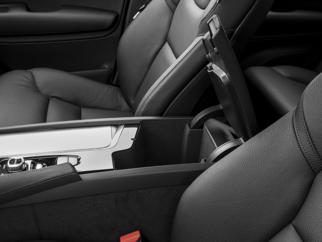 2018 Volvo XC90 T6 Momentum Sport Utility 4D