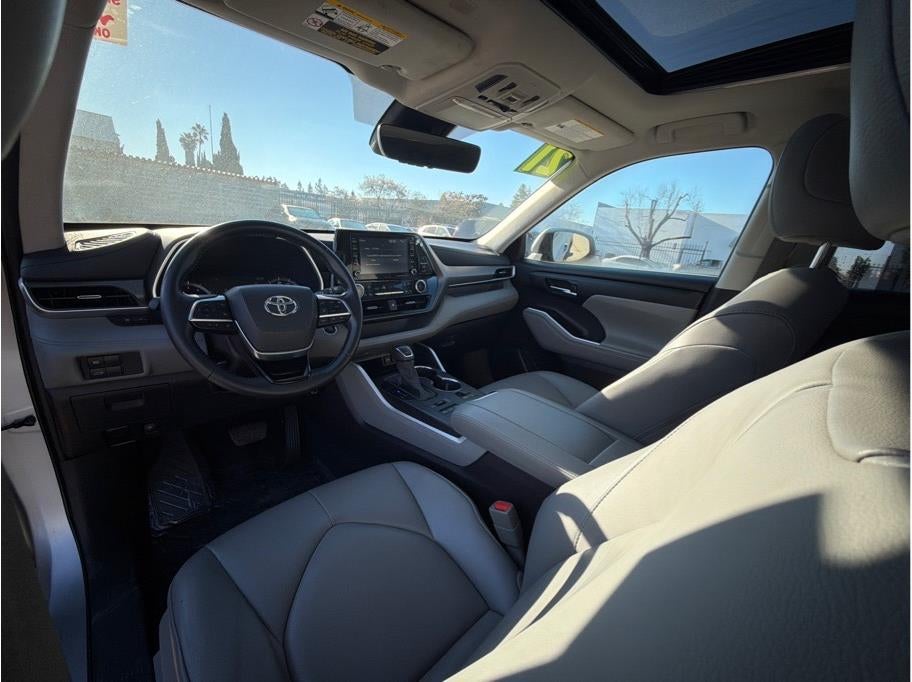 2021 Toyota Highlander XLE Sport Utility 4D