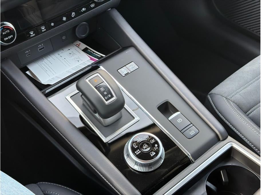 2025 Mitsubishi Outlander PHEV SE