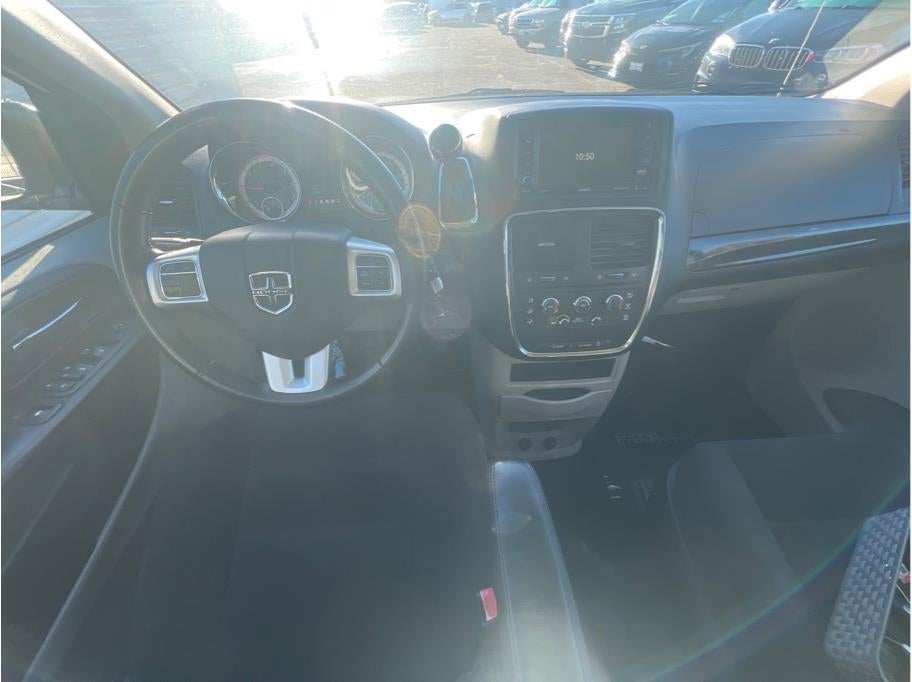 2017 Dodge Grand Caravan Passenger SE Minivan 4D