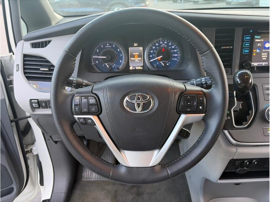 2015 Toyota Sienna XLE Minivan 4D