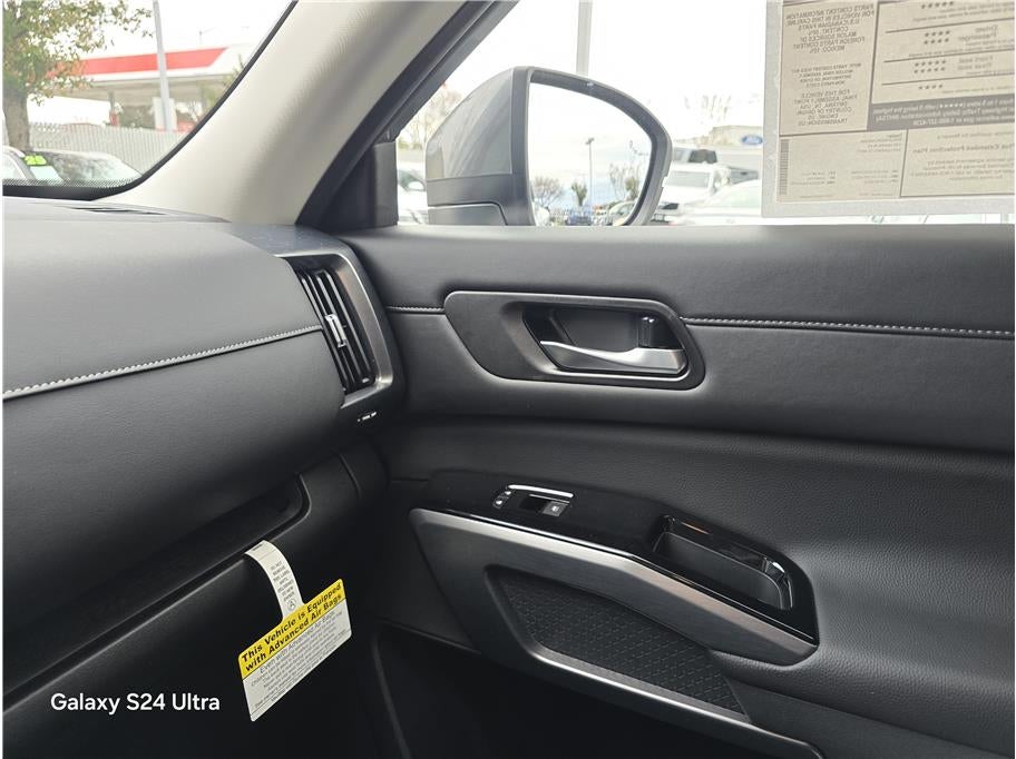 2025 Nissan Pathfinder SL Sport Utility 4D