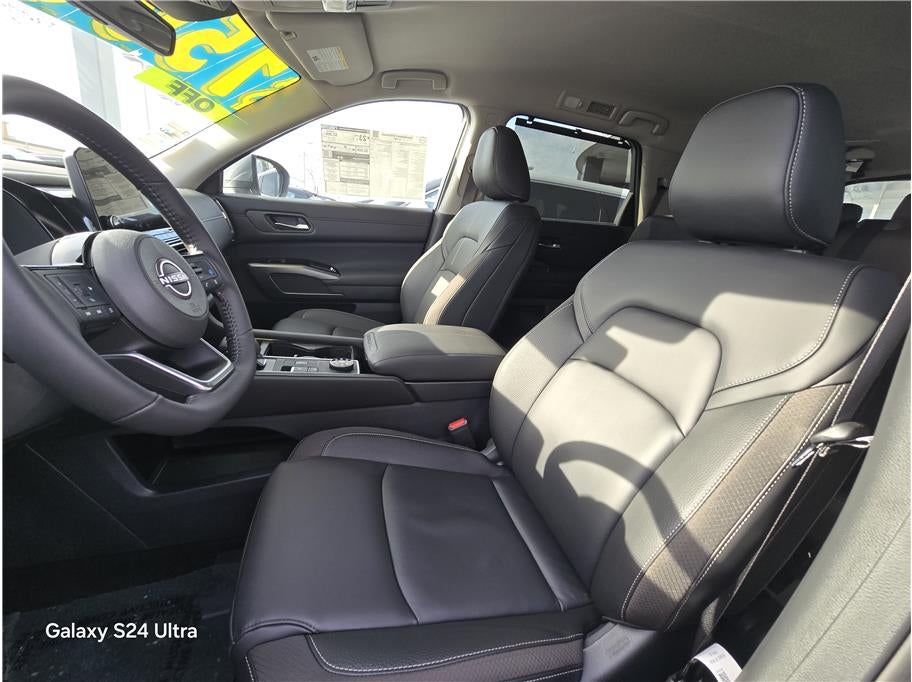 2025 Nissan Pathfinder SL Sport Utility 4D