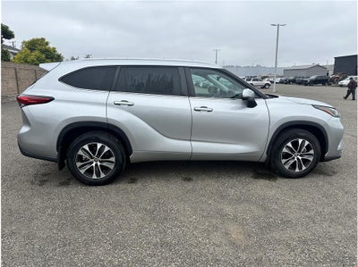 2023 Toyota Highlander XLE Sport Utility 4D