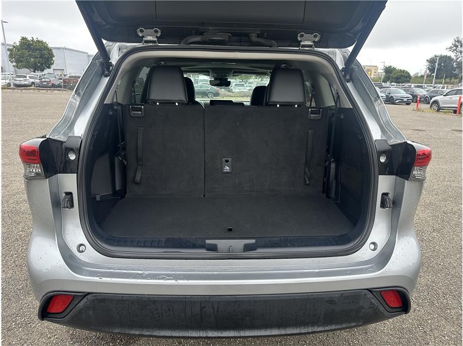 2023 Toyota Highlander XLE Sport Utility 4D