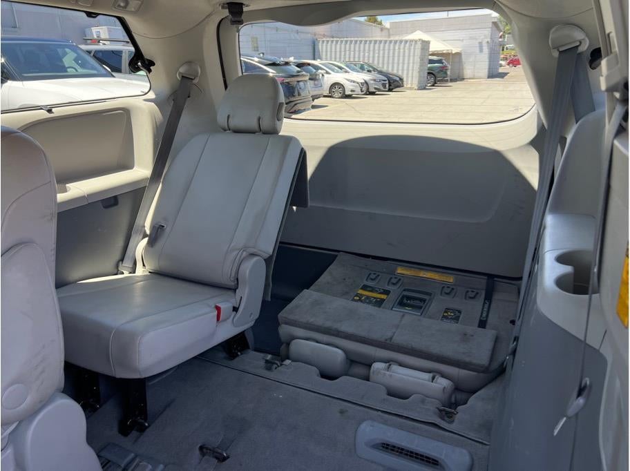 2014 Toyota Sienna XLE Minivan 4D