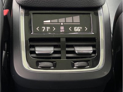 2016 Volvo XC90 T6 Momentum Sport Utility 4D