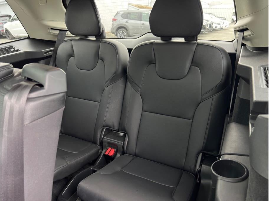 2016 Volvo XC90 T6 Momentum Sport Utility 4D