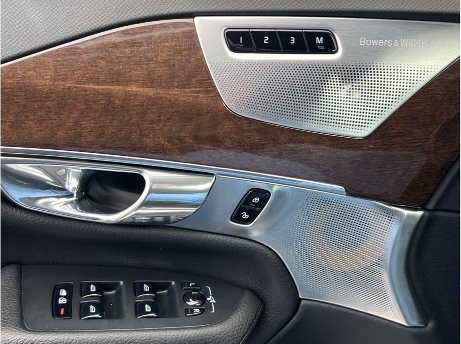 2016 Volvo XC90 T6 Momentum Sport Utility 4D