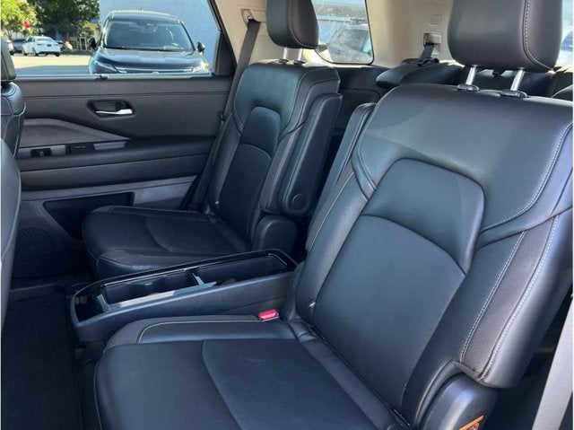 2025 Nissan Pathfinder SL Sport Utility 4D